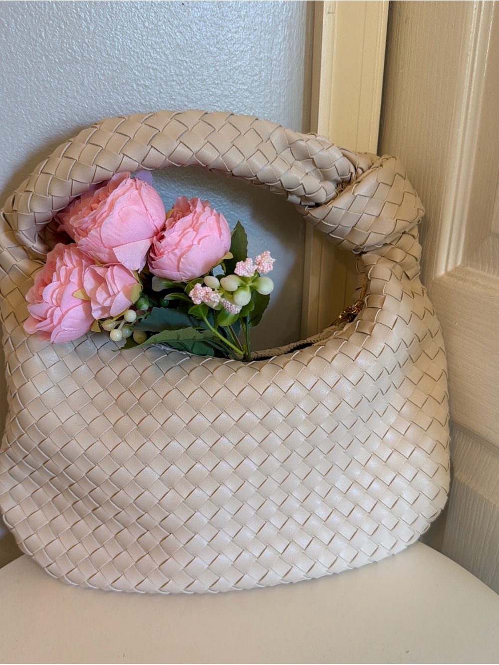 Woven  Bag in Cream - Elegant Everyday Shoulder Bag

Bottega Veneta inspired